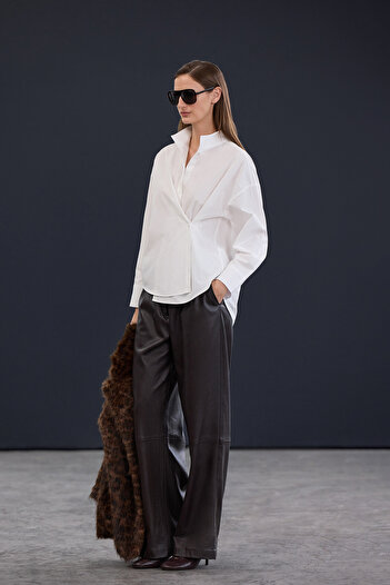 Trendyol Collection Trendyol Studio Weißes, verstellbares, asymmetrisches Oversize-Popeline-Hemd aus Baumwolle TWOAW26GO00106