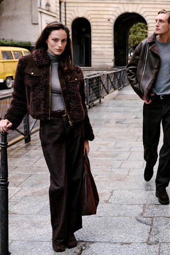 Trendyol Collection Brązowe jeansy z wysokim stanem i szerokimi nogawkami TWOAW26JE00119