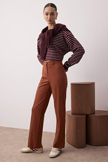 Trendyol Collection Brązowe, proste, tkane spodnie ze ściągaczem i wysokim stanem TWOSS21PL0093