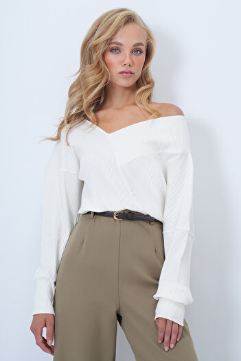 Trend Alaçatı Stili Women's White Front Back V Neck Asymmetric Cut Blouse Alc-X14564