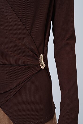 Trend Alaçatı Stili Braune Damenbluse mit zweireihigem Schnitt, V-Ausschnitt und Broschendetail aus Ottoban ALC-X14337