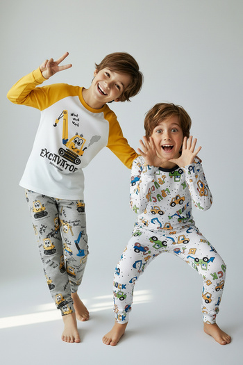 TRENDYOLKIDS Ecru-Gelb bedrucktes 4-teiliges gestricktes Pyjama-Set für Jungen TKDAW26PT00010