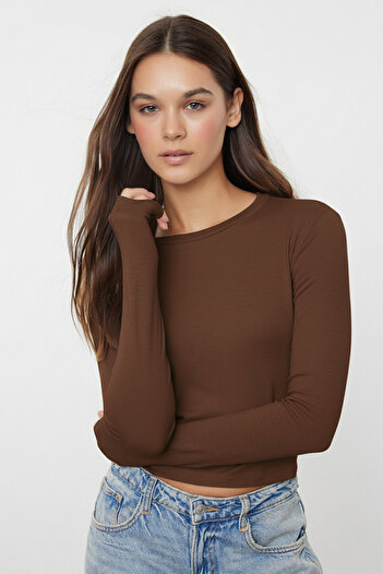 Trendyol Collection Braune Premium-Viskose-Crop-Bluse mit Rundhalsausschnitt und dehnbarer Strickbluse TWOAW24BZ00116