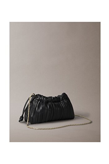 Calvin Klein PLISÉ MINI TAŠKA SE STAHOVACÍ Šňůrkou