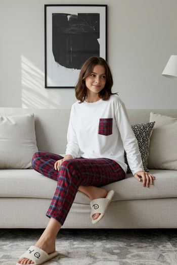 Trendyol Collection Set de pijamale tricotate cu buzunar în carouri albe THMAW24PT00228