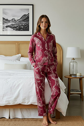 Trendyol Collection Burgunderrotes Pyjama-Set aus gewebter Viskose mit Tigermuster THMAW24PT00092
