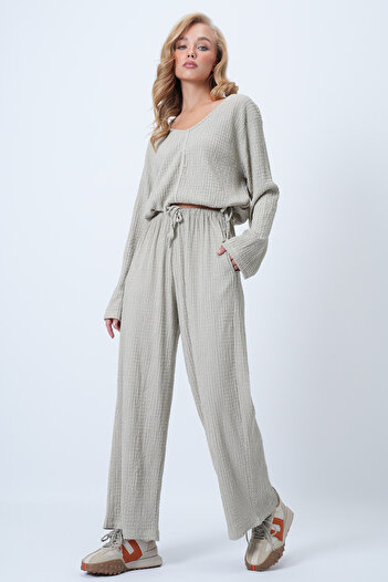 Trend Alaçatı Stili Women's Stone V-Neck Wide Cut Wrinkle Blouse and Double Pocket Pants Set Alc-X14431