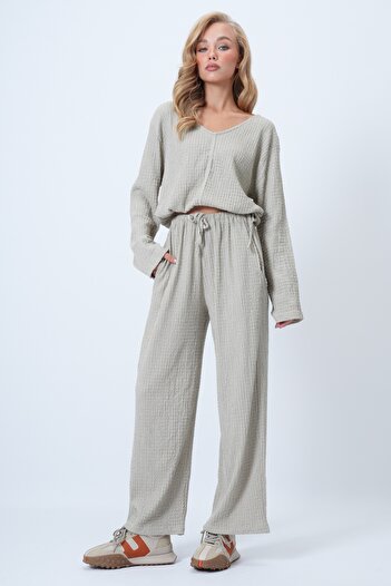 Trend Alaçatı Stili Women's Stone V-Neck Wide Cut Wrinkle Blouse and Double Pocket Pants Set Alc-X14431