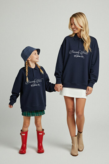 TRENDYOLKIDS Marineblaues, 100 % Baumwolle, mit Slogan bedrucktes, übergroßes, gestricktes Mädchen-Sweatshirt mit Polokragen TKDAW26SW00009
