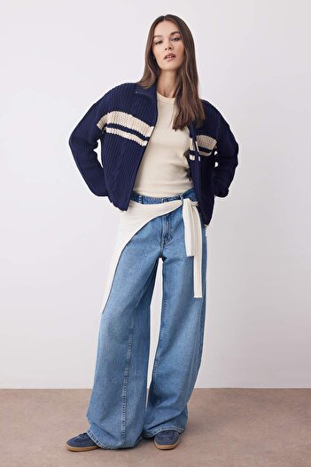 Trendyol Collection Marineblaue, kurze Strickjacke mit Stehkragen und Farbblockdesign TWOAW24HI00238