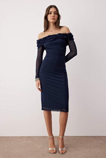 Trendyol Collection Marineblaues, figurbetontes Midi-Kleid aus gefüttertem Tüll mit Carmen-Ausschnitt und Rosendetail TPRAW26EL00027