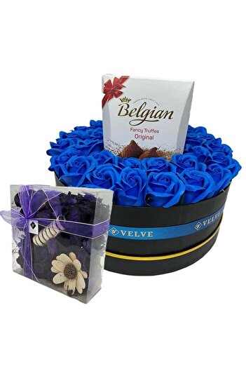 velve Aranjament floral, cu trandafiri din sapun, Trufe Belgian si Flori uscate parfumate, albastru