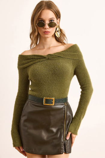 Olalook Women's Green Collar Detailed Madonna Collar Beard Blouse Blz-19003100