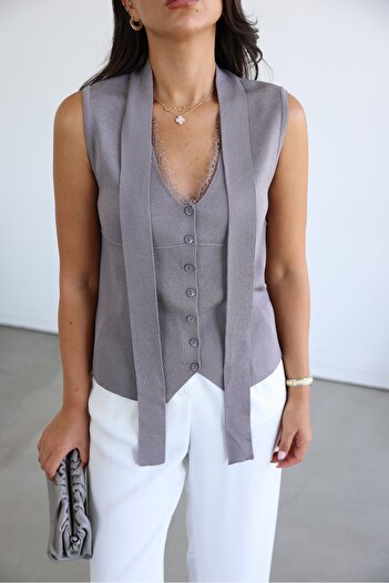 Özge Özgenç Lace Collar Halter Neck Vest