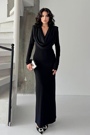 Serica Moda Μαύρο μακρυμάνικο φόρεμα με γιακά με μαύρο χρώμα