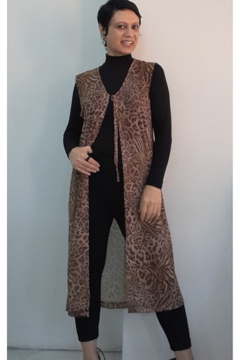 Mertcan Butik سترة من التول بنمط الفهد ذات رقبة على شكل حرف V ورباط أمامي بلون اللاتيه البني