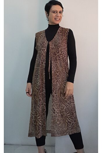 Mertcan Butik سترة من التول بنمط الفهد ذات رقبة على شكل حرف V ورباط أمامي بلون اللاتيه البني