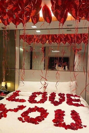 Baloncu Nene 15 Red Heart Foil Balloon Set Artificial Rose Petals Romantic Ornament Package