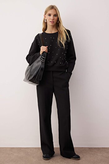 Trendyol Collection Černá pletená mikina s detaily z kamene Akseusar, regular crop střih, kulatý výstřih TWOAW26SW00090