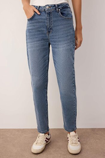 Trendyol Collection Bardziej ekologiczne dżinsy Mavi z wysokim stanem Comfort Mom Jeans TWOAW26JE00057