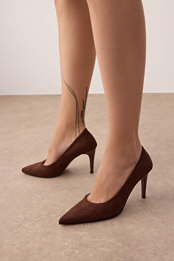 TRENDYOL SHOES Дамски обувки на висок ток от тъмнокафяв велур с остър връх 
TAKAW26TO00005
