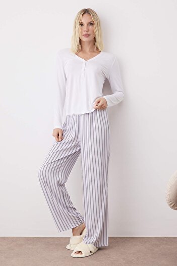 Trendyol Collection Set de pijamale cu dungi alb-liliac, cu nasturi, cu fundul tricotat, din țesătură de viscoză THMAW26PT00016