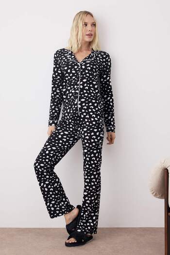 Trendyol Collection Sada černého bavlněného pyžama s leopardím vzorem – košile a kalhoty THMAW21PT0489