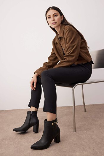 TRENDYOL SHOES Γυναικείες μπότες με μαύρη πόρπη με μυτερή μύτη με τακούνι 
 ΤΑΚΑ26BO00059