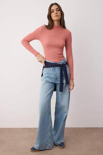 Trendyol Collection Dusty Rose – Taillierte, langärmlige, gerippte, dehnbare Strickbluse mit hohem Kragen TWOAW21BZ0423