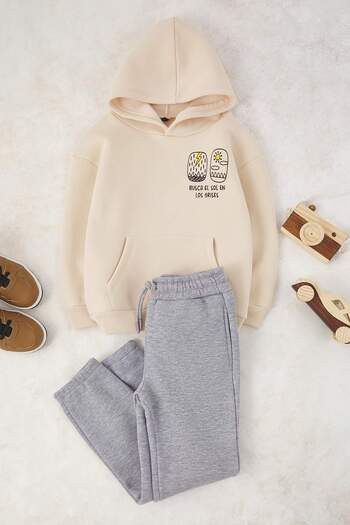 TRENDYOLKIDS Ecru Jungen-Set aus 100 % Baumwolle mit Slogan-Print, Kapuze, Oversize-Strickoberteil und -Unterteil TKDAW26AU00035