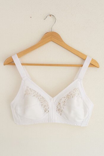 enmodaiçgiyim White Plus Size Lace Detailed Non-Padded Underwire-Free Gathering C Cup Bra – Comfortable Support
