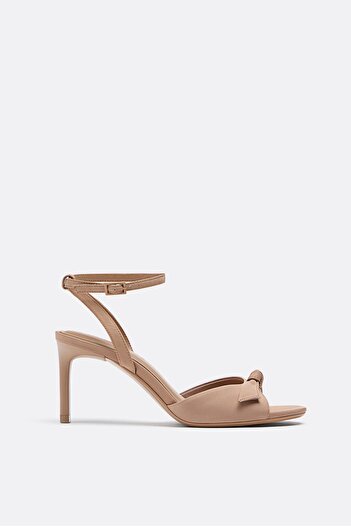 Stradivarius High heeled sandal in beige color