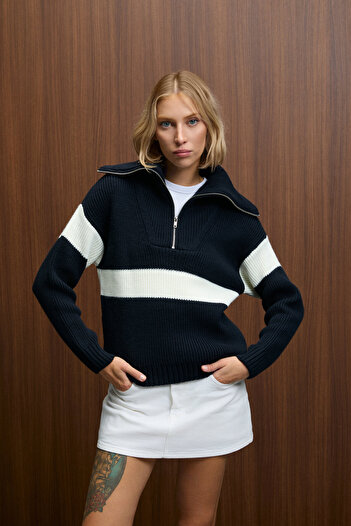 GRIMELANGE Audaz Women's Zippered Stand Collar Long Sleeve Relaxed Fit Knitwear Navy Blue / Ecru Sweater