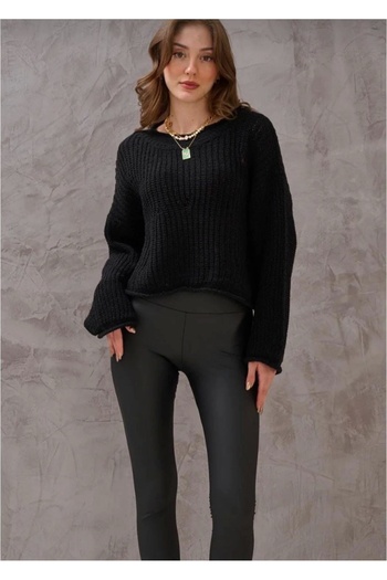 Combin Loose hole detailed sweater black