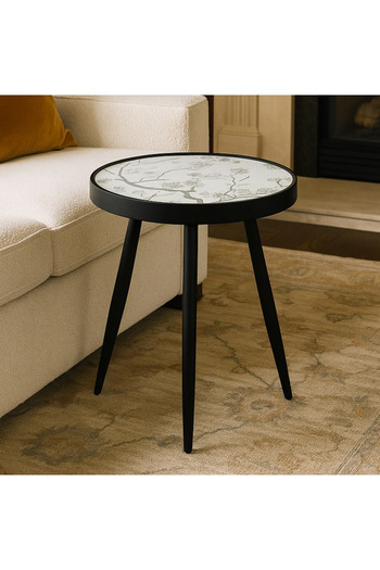 Vi Markets Elegant round tea table with a modern design and sturdy legs.