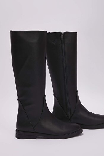 TRENDYOL SHOES Černé dámské boty na zip s rovnými podpatky  
TAKAW26CZ00014