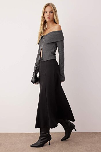 Trendyol Collection Czarna rozkloszowana maxi elastyczna midi spódnica dzianinowa TWOSS24ET00156