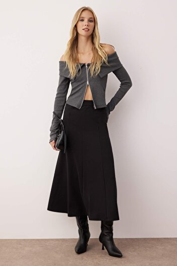 Trendyol Collection Czarna rozkloszowana maxi elastyczna midi spódnica dzianinowa TWOSS24ET00156