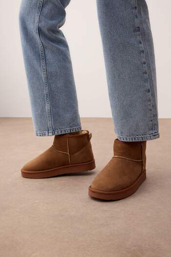 TRENDYOL SHOES Γυναικείες μπότες με μαύρισμα γούνα στρογγυλά δάχτυλα με επίπεδη φλατ τακούνι TAKAW26BO00001