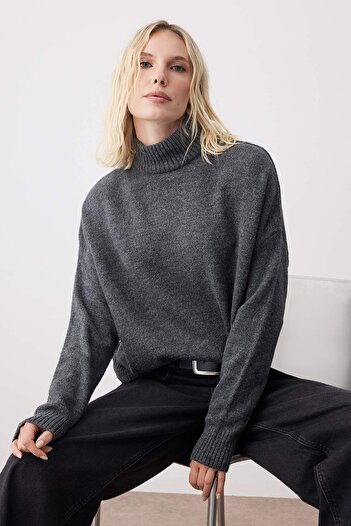 Trendyol Collection Anthrazitfarbener Strickpullover mit breiter Passform – weich strukturiert TWOAW23KZ00469