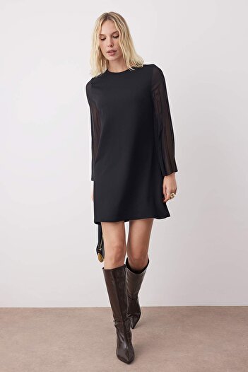 Trendyol Collection Μίνι ελαστικό πλεκτό φόρεμα με λεπτομέρεια από υφαντό σιφόν μαύρο Shift TWOAW26EL00161