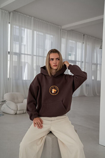 Le'sluette shadow of style Дамска блуза с качулка All We Need (Hedgehog) с бродерия, свободна кройка, шевове Karyoka, цвят кафе