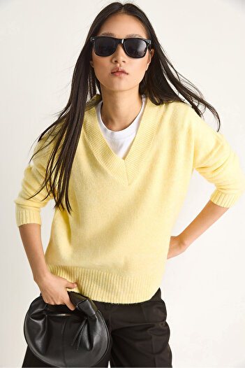 Bianco Lucci Women's V-Neck Knitwear Sweater