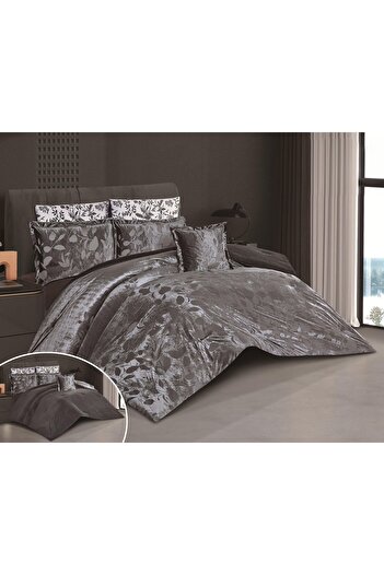 Red Rose A luxurious royal winter double bed quilt set that provides warmth and comfort, made of soft velvet, measuring 170*220 cm.