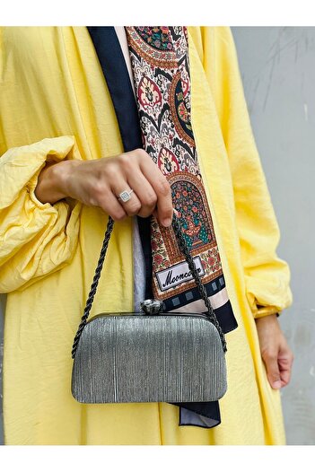 H&D COLLECTİON Our Model Is the One That Cannot Be Without the Özen Günler Brand, a Chain-Handled and Shoulder-Strap Evening Bag.