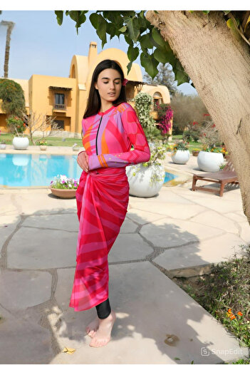 La Mer A distinctive three-piece swimsuit that offers freedom of movement and elegance in appearance.