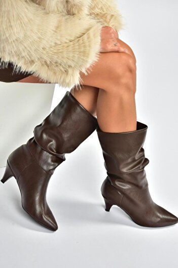 Fox Shoes L404810609 Γυναικείες μπότες με κοντό τακούνι καφέ χρώματος