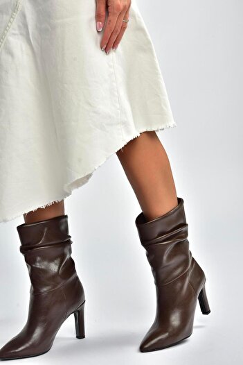 Fox Shoes R404020309 Γυναικείες μπότες με λεπτό τακούνι σε καφέ χρώμα