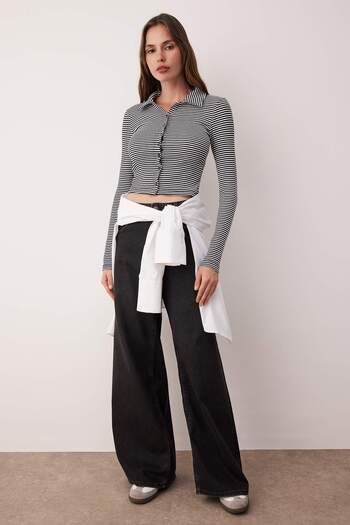 Trendyol Collection Μαύρη ριγέ λεπτομέρεια με κουμπιά που ταιριάζει στο σώμα Crop Polo γιακά Σπλιντέ ελαστική πλεκτή μπλούζα TWOAW22BZ0522
