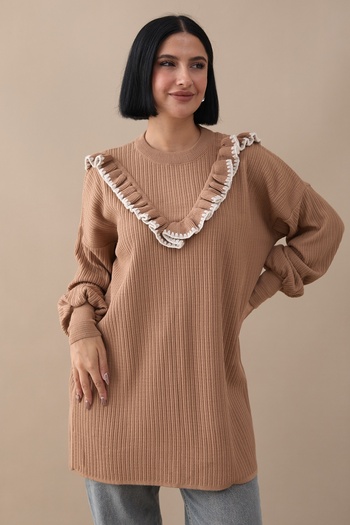 InStyle Πλεκτό πουλόβερ Camel - με βολάν και λεπτομέρεια ραφής
